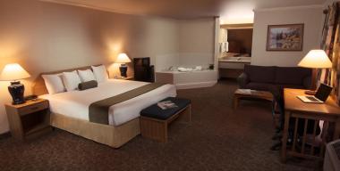 link to full image of The Redwood Riverwalk Hotel room w/jacuzzi