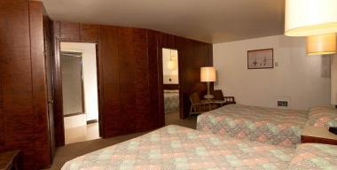 link to full image of Curly Redwood Lodge Suite 3 beds